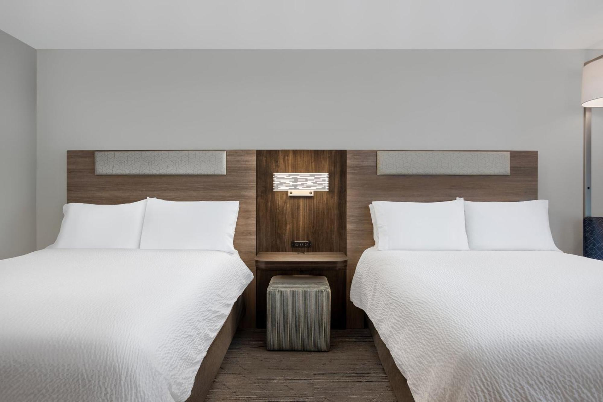 Holiday Inn Express Hotel & Suites Terre Haute By Ihg Bagian luar foto