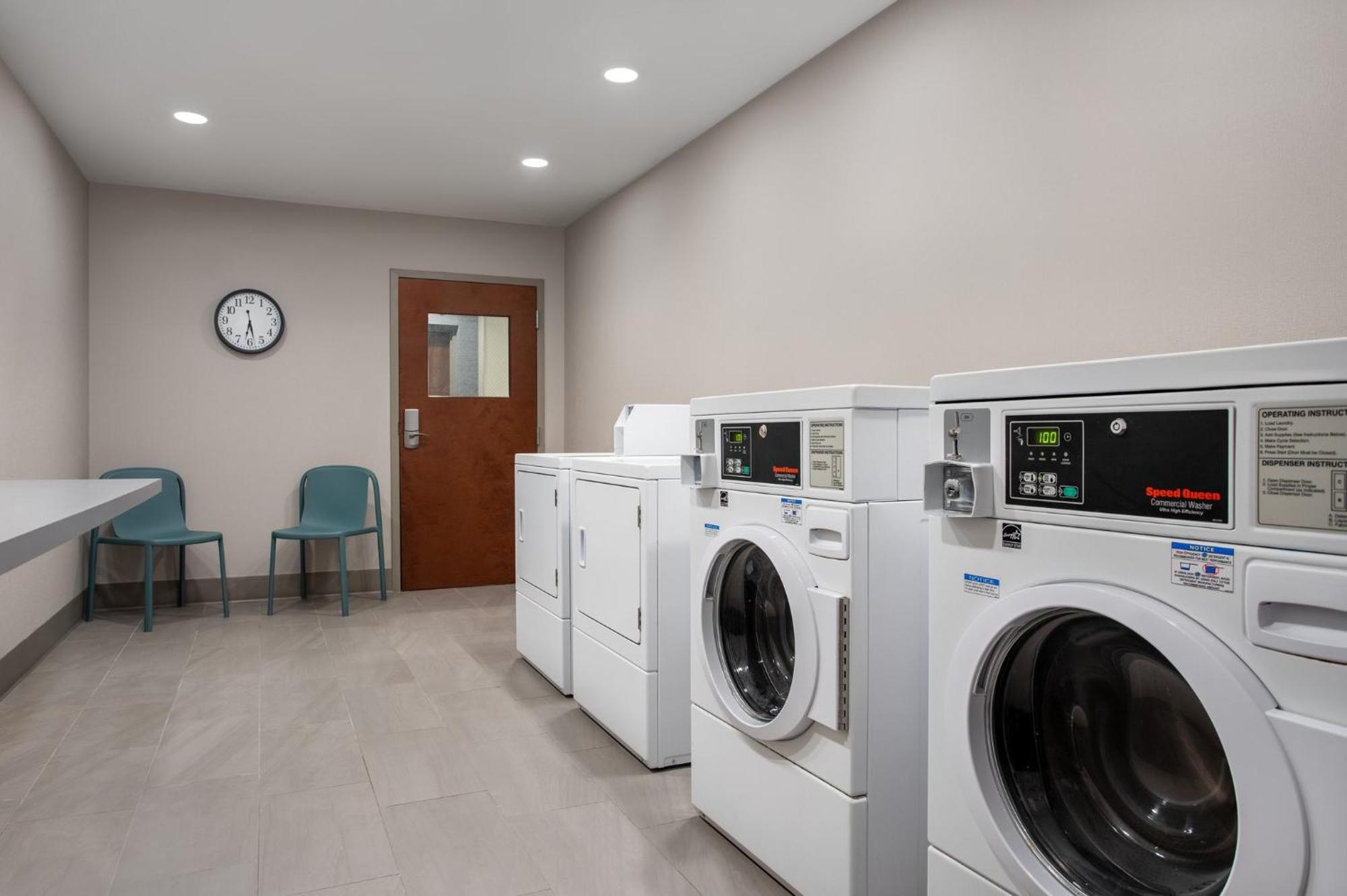 Holiday Inn Express Hotel & Suites Terre Haute By Ihg Bagian luar foto