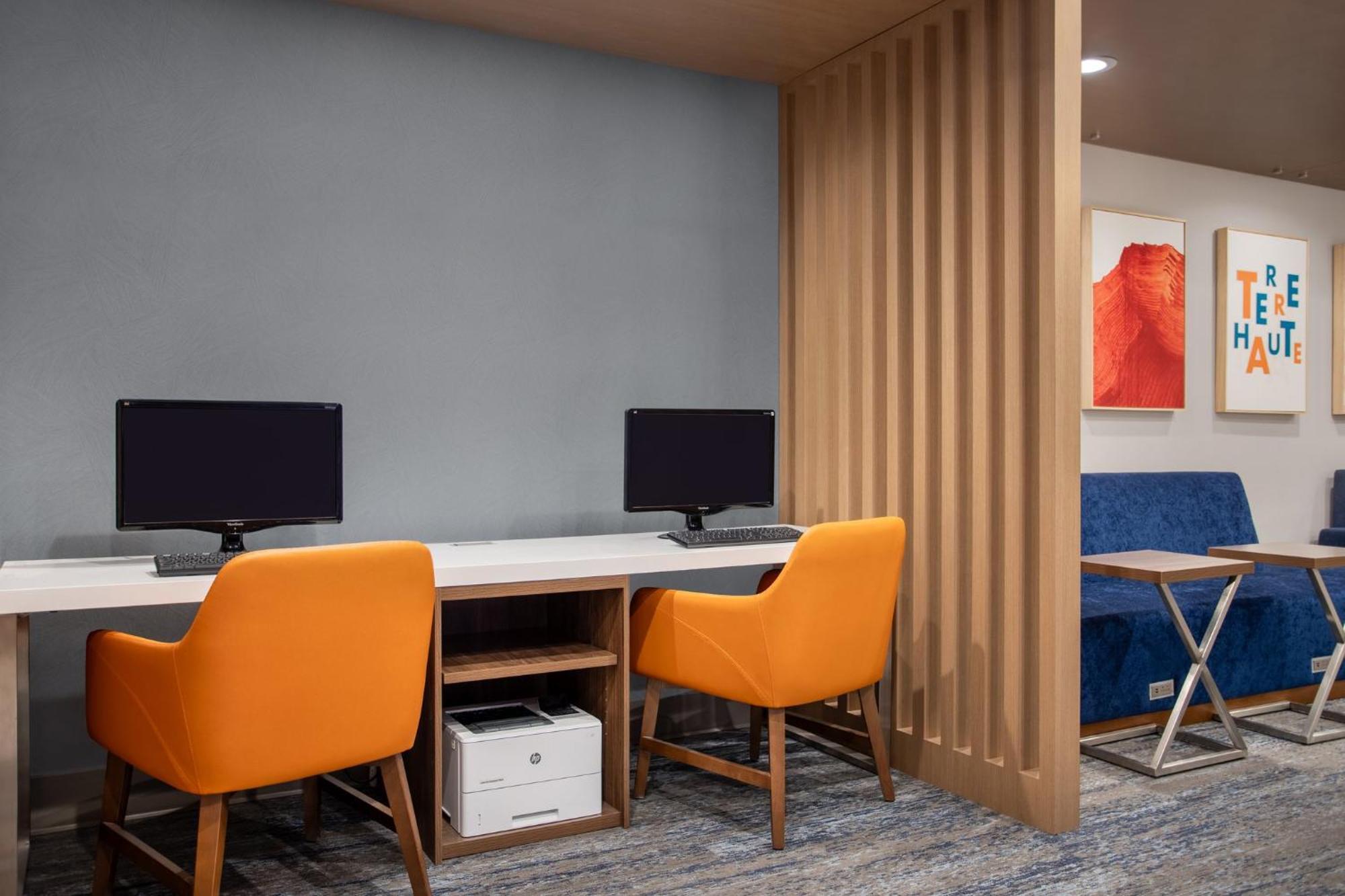 Holiday Inn Express Hotel & Suites Terre Haute By Ihg Bagian luar foto
