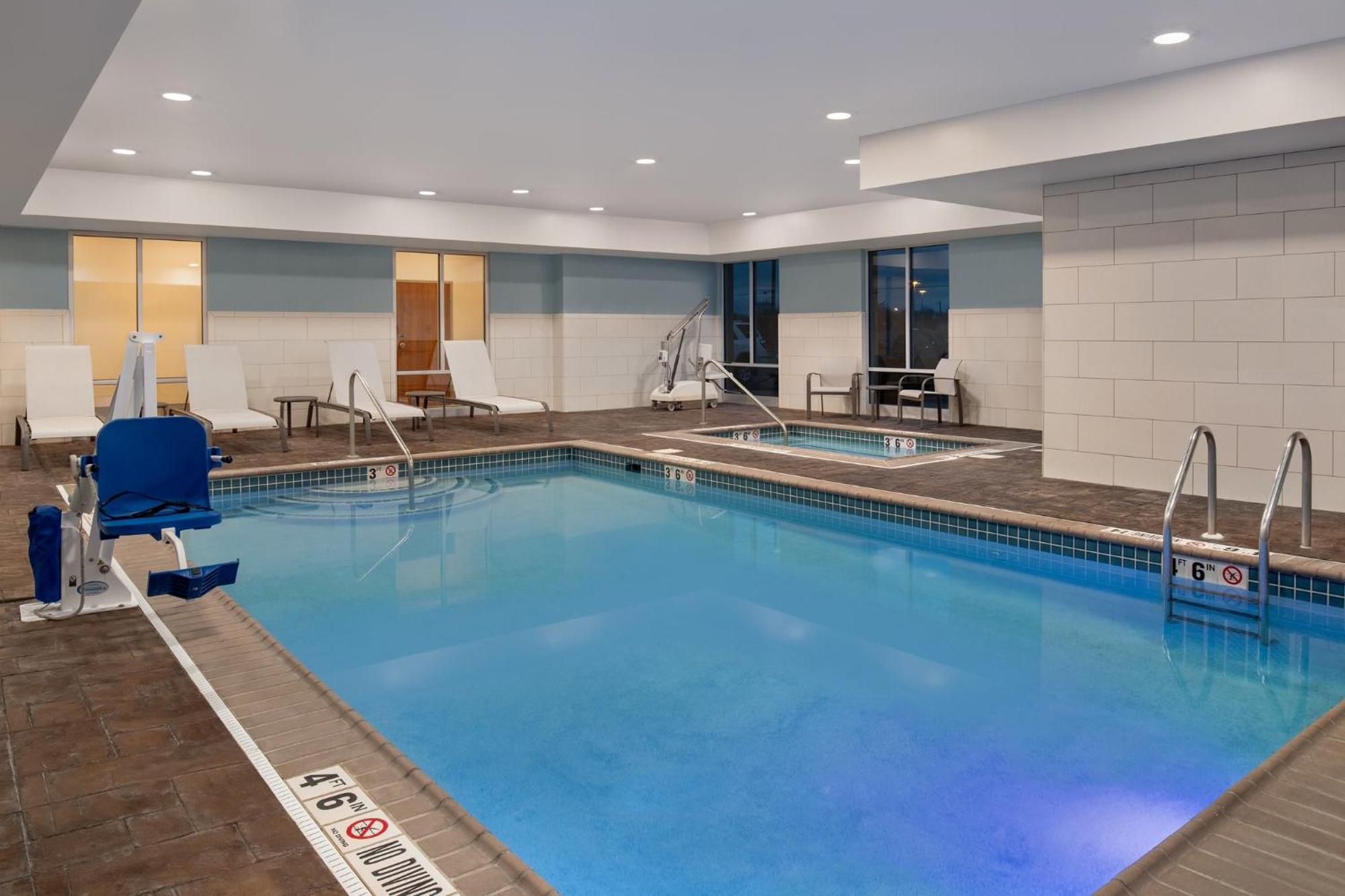 Holiday Inn Express Hotel & Suites Terre Haute By Ihg Bagian luar foto