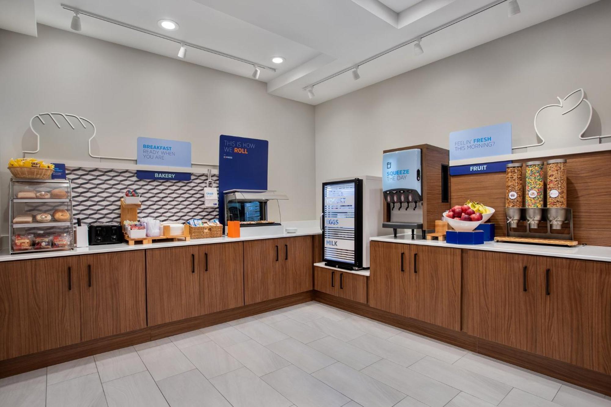 Holiday Inn Express Hotel & Suites Terre Haute By Ihg Bagian luar foto