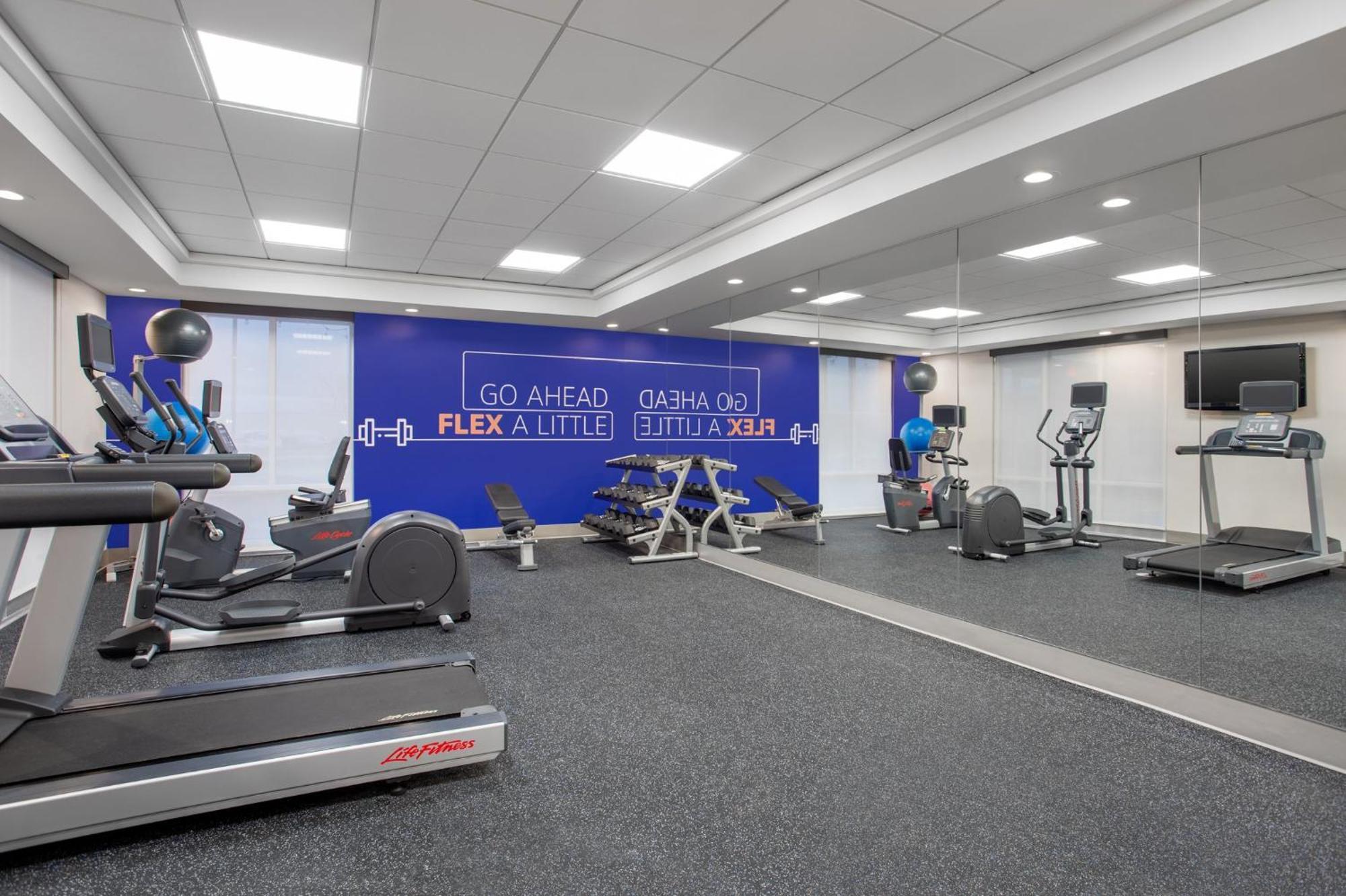 Holiday Inn Express Hotel & Suites Terre Haute By Ihg Bagian luar foto