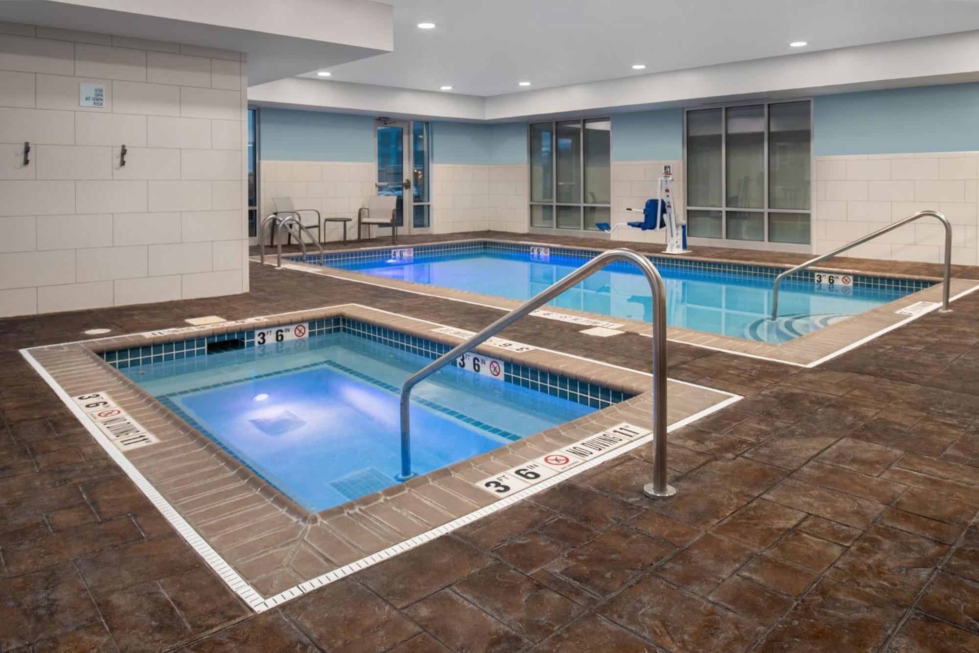 Holiday Inn Express Hotel & Suites Terre Haute By Ihg Bagian luar foto