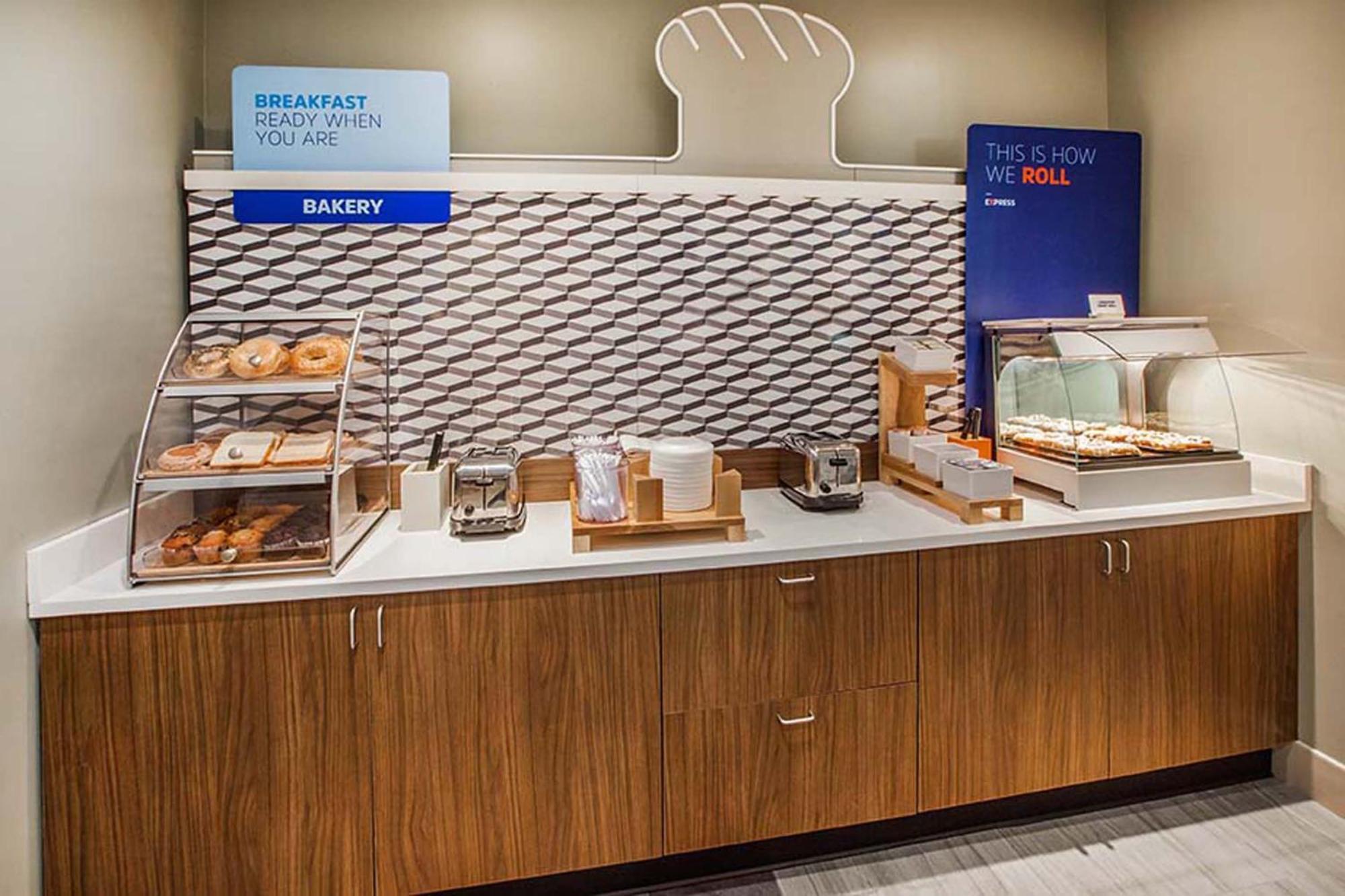 Holiday Inn Express Hotel & Suites Terre Haute By Ihg Bagian luar foto