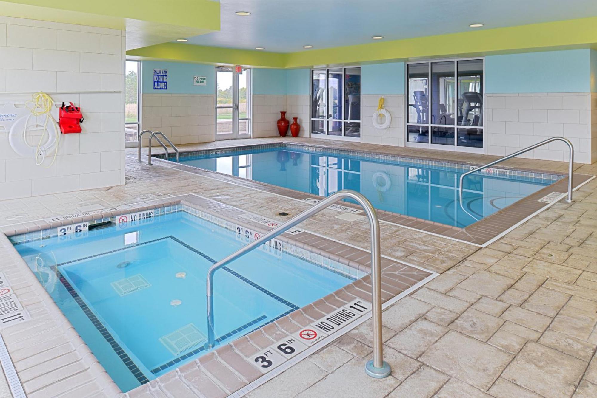 Holiday Inn Express Hotel & Suites Terre Haute By Ihg Bagian luar foto