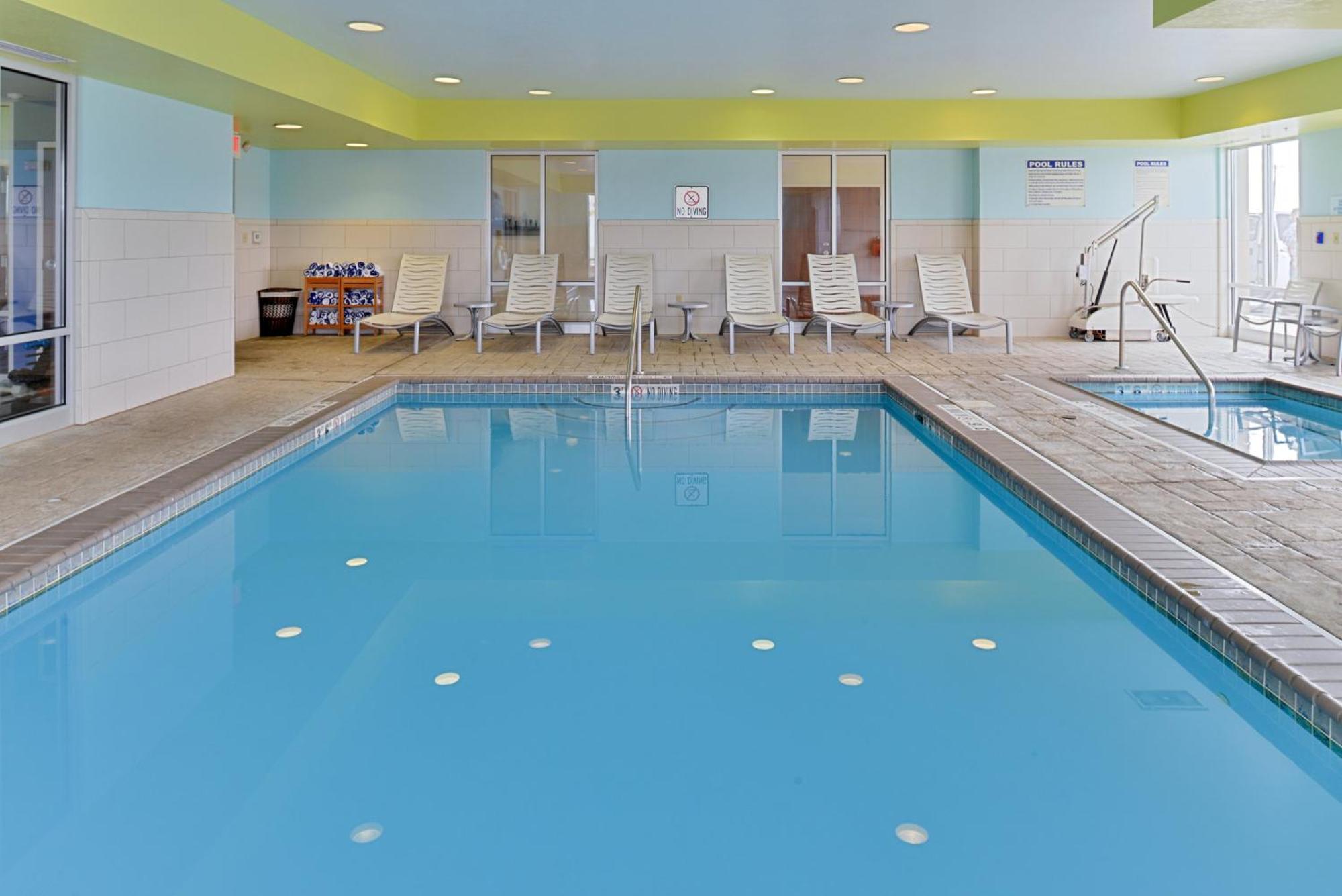 Holiday Inn Express Hotel & Suites Terre Haute By Ihg Bagian luar foto