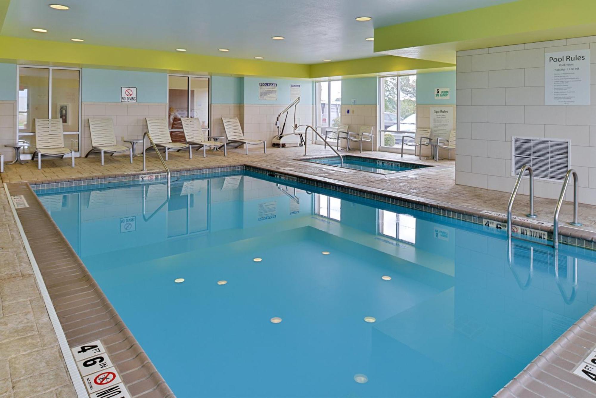 Holiday Inn Express Hotel & Suites Terre Haute By Ihg Bagian luar foto