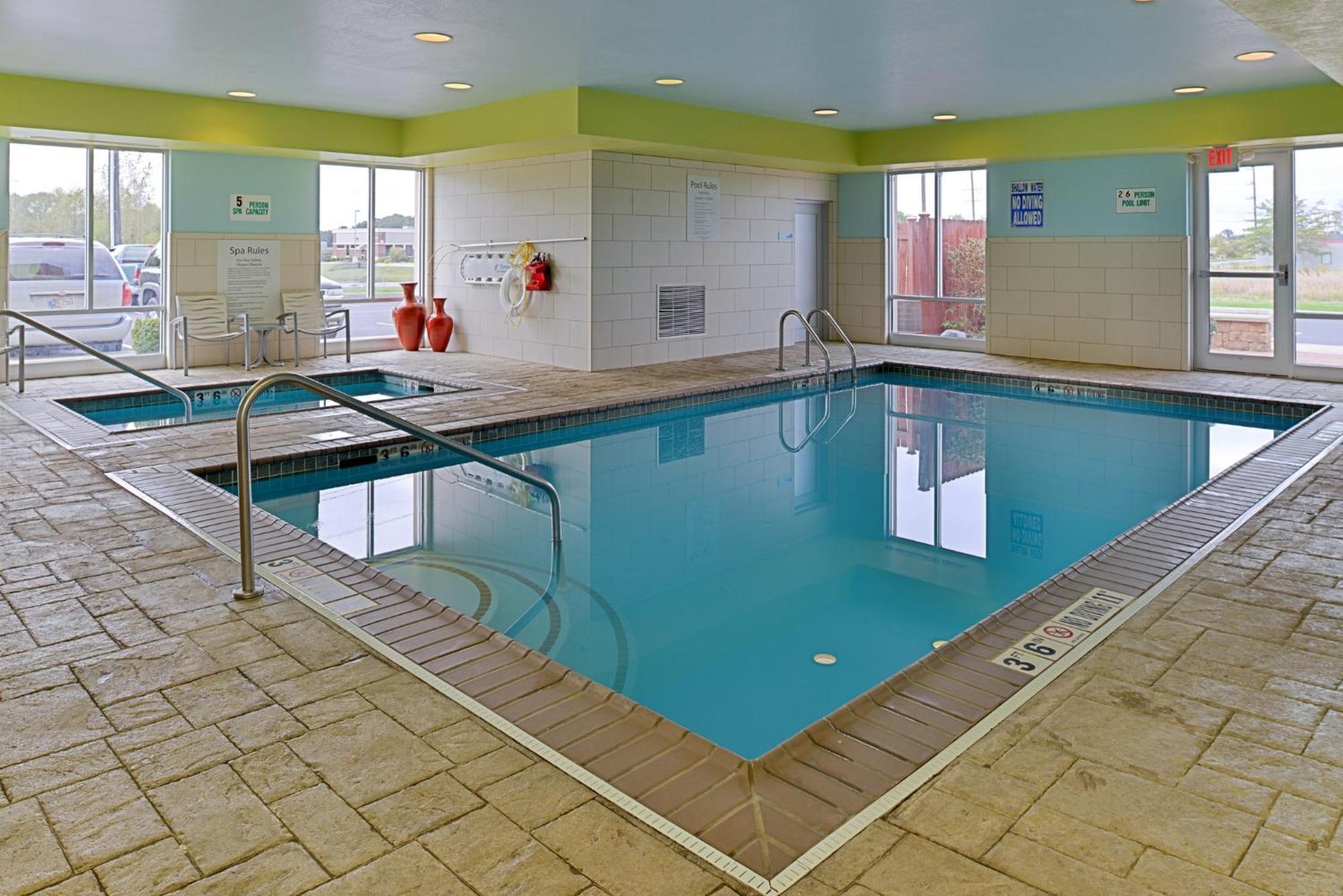 Holiday Inn Express Hotel & Suites Terre Haute By Ihg Bagian luar foto