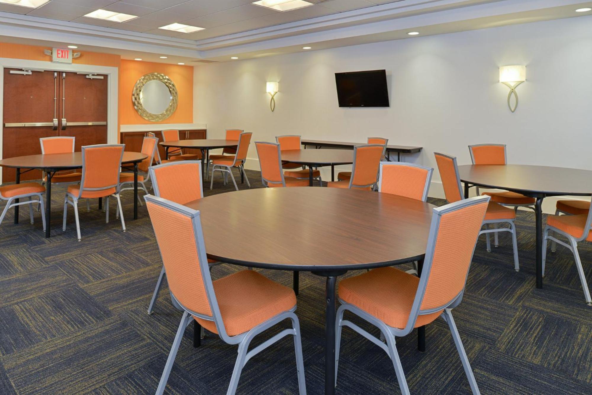 Holiday Inn Express Hotel & Suites Terre Haute By Ihg Bagian luar foto